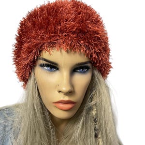 Mooie roestbruine rolhoed/mutze: handgebreide muts voor tieners en volwassenen. Hoeden herfst-winter