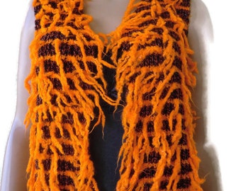 Bijgesneden rustiek vest met oranje en zwarte franjes, middelgrote maat, omhoog of omlaag gebreid