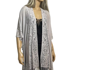 Kimono z frędzlami w kolorze perłowo-szarym: kardigan z koronką w stylu boho