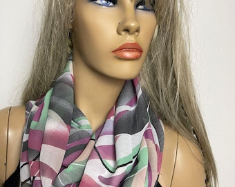 Gewellter Chiffon Infinity-Schal, Grauer Minze-Beeren-Flieder Druck