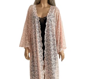 Lichtroze kanten stofdoek, prachtige kanten kimono, 58" breed, 47" lang. Zacht perzikroze, grote maten, er is er maar één beschikbaar.