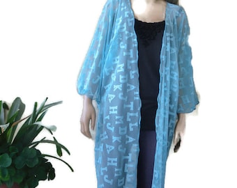 Blaue durchsichtige Kimono-Robe: Belles-Letters-Druck, Plus Size Cover-Up