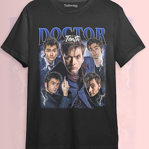 Puede incluir: Camiseta negra con un collage de imágenes de una persona, la palabra "DOCTOR" en azul y "Tenth" en blanco. La camiseta tiene cuello redondo y mangas cortas. La marca "Tolreng" está impresa en la parte superior.
