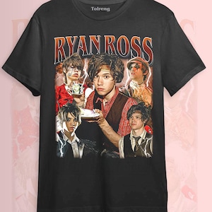 Puede incluir: Camiseta negra con un gráfico retro de Ryan Ross. El diseño presenta un retrato central rodeado de imágenes más pequeñas, con el nombre "RYAN ROSS" en una fuente vintage. La camiseta tiene un cuello redondo clásico.