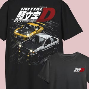 Könnte beinhalten: Schwarze T-Shirts mit einer Grafik von zwei Autos und dem Text "INITIAL D" in Weiß und Rot. Ein Shirt hat eine große Grafik, das andere ein kleineres Logo.
