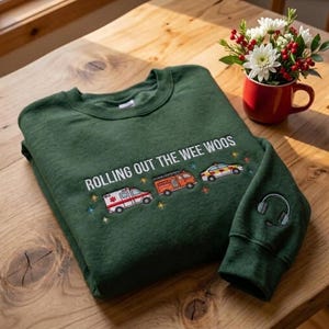 Sweatshirt zur Fernsehserie „9-1-1“, Hoodie „Rolling Out The Wee Woos“, bestickter Rundhals-Pullover mit Buck-911-Disponentenmotiv, Geschenkidee für Fans der Fernsehserie „9-1-1“ (Fox), Geschenkidee für Rettungsdienst-Fans