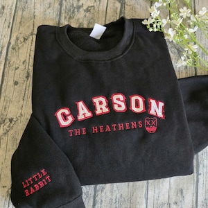 Carson The Heathens Sweatshirt, Gott der Malice inspiriert bestickter Rundhalsausschnitt, Vermächtnis der Götter Heiden inspiriert, dunkle Romanze Bücherwurm