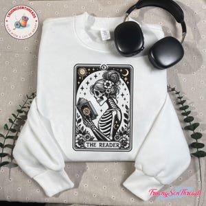 The Reader Tarot Card Besticktes Sweatshirt - Gothic Witchy Bookish Skeleton Pullover - Dark Academia Aesthetic, Tarot Merch, Tarot Shirt