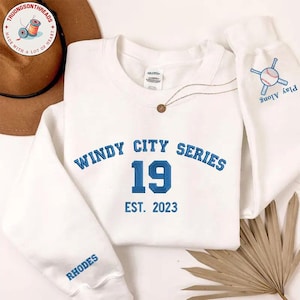 RHODES 19 / Camisa bordada de la serie Windy City / Sudadera con temática de hockey y romance literario / Liz Tomforde / Camisa con personajes de Windy City