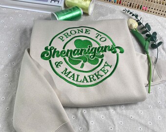 Camisa bordada propensa a travesuras y tonterías, divertida camisa del día de San Patricio, camisa de trébol de la suerte, camisa de San Patricio, camiseta irlandesa