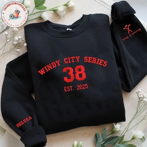 Sudadera con capucha de autor para fans de la serie Ciudad del Viento – Cuello redondo DeLuca 38 bordado personalizado – Regalo inspirado en Liz Tomforde