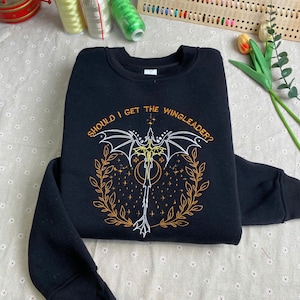 Suéter cómodo y estético con cuello redondo bordado con cita &quot;Should I Get The Wingleader&quot; inspirado en Fourth Wing, merchandising de libros, merchandising de Fourth Wing