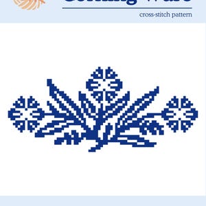 Puede incluir: Patrón de punto de cruz azul de un diseño floral con tres flores y hojas estilizadas. El patrón se titula "Corning Ware cross-stitch pattern" e incluye el nombre de usuario de las redes sociales "@emilymadechs".