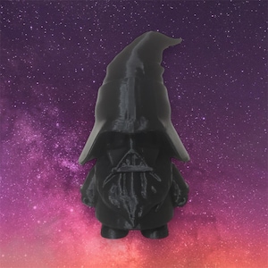 Puede incluir: Una figura de gnomo negro con un sombrero puntiagudo y barba, que se asemeja a Darth Vader de Star Wars. El gnomo está de pie sobre un fondo estrellado morado y rosa.
