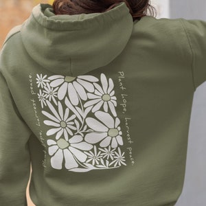 Bluza z kapturem w kwiaty w stylu boho vintage z mocnym cytatem „Posadź nadzieję, zbierz pokój”. Bluza z kapturem z motywem dzikich kwiatów, nadruk z tyłu, idealny prezent dla miłośnika natury zdjęcie 1