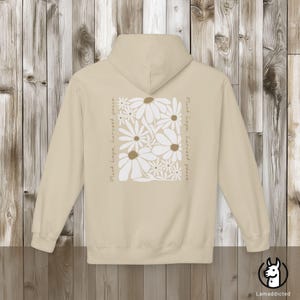 Bluza z kapturem w kwiaty w stylu boho vintage z mocnym cytatem „Posadź nadzieję, zbierz pokój”. Bluza z kapturem z motywem dzikich kwiatów, nadruk z tyłu, idealny prezent dla miłośnika natury Sand