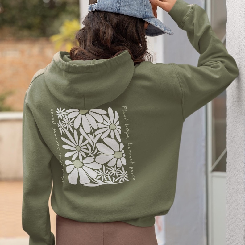 Bluza z kapturem w kwiaty w stylu boho vintage z mocnym cytatem „Posadź nadzieję, zbierz pokój”. Bluza z kapturem z motywem dzikich kwiatów, nadruk z tyłu, idealny prezent dla miłośnika natury zdjęcie 1