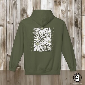 Bluza z kapturem w kwiaty w stylu boho vintage z mocnym cytatem „Posadź nadzieję, zbierz pokój”. Bluza z kapturem z motywem dzikich kwiatów, nadruk z tyłu, idealny prezent dla miłośnika natury Military Green