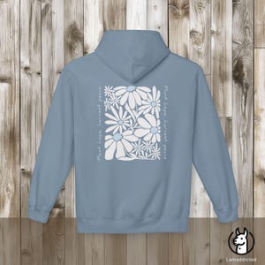 Bluza z kapturem w kwiaty w stylu boho vintage z mocnym cytatem „Posadź nadzieję, zbierz pokój”. Bluza z kapturem z motywem dzikich kwiatów, nadruk z tyłu, idealny prezent dla miłośnika natury Stone Blue