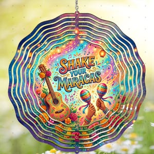 Pode incluir: Um moinho de vento colorido e em camadas com o texto "Shake Your Maracas". O design apresenta uma guitarra, maracas, notas musicais e detalhes florais. A paleta de cores inclui azuis, verdes, laranjas e roxos vibrantes.