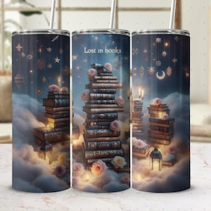 Puede incluir: Un vaso de acero inoxidable con un diseño de fantasía. El vaso presenta pilas de libros, rosas y el texto "Lost in books" sobre un fondo de ensueño lleno de nubes. Elementos celestiales decorativos cuelgan de arriba.