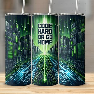 Puede incluir: Un vaso cilíndrico con pajita, con un diseño de ciudad futurista en tonos verdes y azules. Las palabras "CODE HARD OR GO HOME" se muestran de forma destacada. El diseño incluye patrones de circuitos y un efecto brillante.