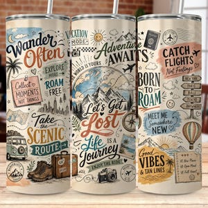 Op de afbeelding: Set van drie roestvrijstalen reisbekers met witte rietjes, elk versierd met reisgerelateerde illustraties en citaten. De ontwerpen omvatten bergen, kaarten en zinnen als "Wander Often" en "Adventure Awaits", allemaal in een vintage stijl. Elke beker is ongeveer 25 cm hoog.