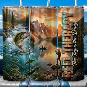 Può includere: Tre bicchieri isolati in acciaio inossidabile con opere d'arte a tema pesca. Uno mostra un pesce che salta fuori dall'acqua, un altro una persona che pesca da una barca e il terzo ha il testo "Reel Therapy The Tug is the Drug". Ogni bicchiere ha una cannuccia bianca.