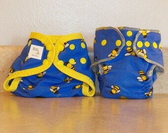 Newborn Cloth Diaper & Diaper Cover Set-  4 to 9 pounds- Bumble Bees on Blue- 29071