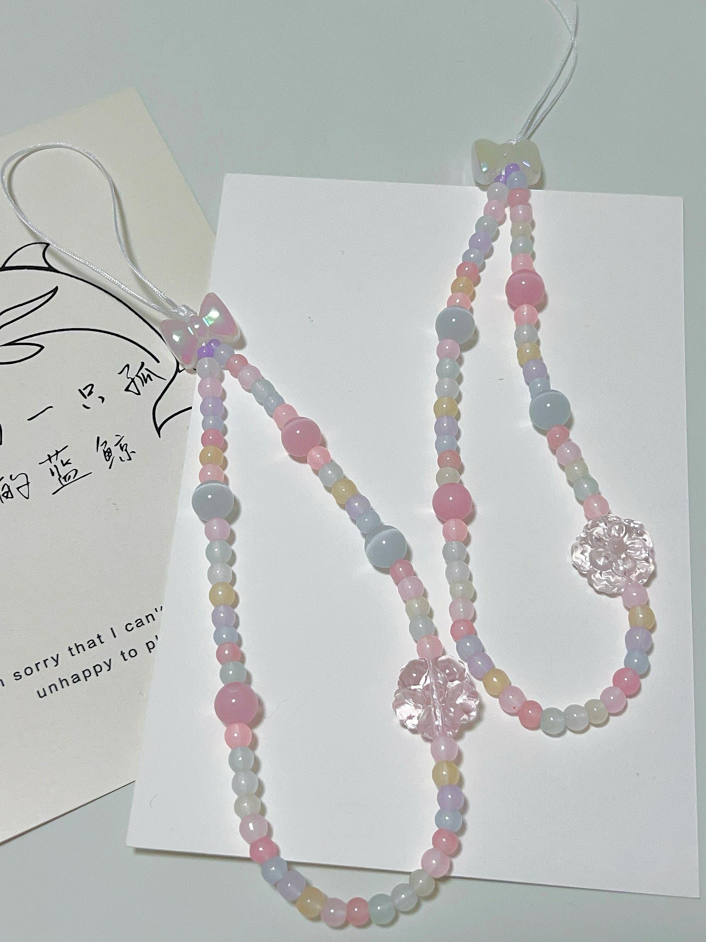 Pastell Blumen Handy Anhänger Armband – Kawaii Perlen Armband mit Schmetterling Akzent | Handgefertigt Taschenanhänger Schlüsselanhänger Geschenk