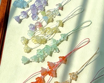 Blütenglöckchen Anhänger | Handgefertigte Kristall Handyschlaufe | Perlen Auto Aufhängen | Schlüsselanhänger Geschenk | Sakura Style Anhänger | Pastell Sonnenfänger