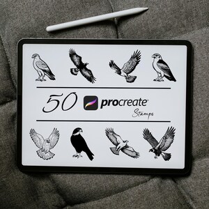 Może przedstawiać: Ekran tabletu cyfrowego wyświetlający 50 czarno-białych znaczków ptaków do aplikacji Procreate. Znaki przedstawiają różne gatunki ptaków w różnych pozach.