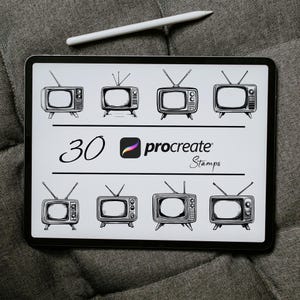 以下が含まれることがあります： デジタルタブレットには、Procreate用の30個のレトロテレビスタンプが表示されています。 ヴィンテージテレビの白黒イラストが2列に配置されています。 白いスタイラスが上にあり、灰色の表面にあります。