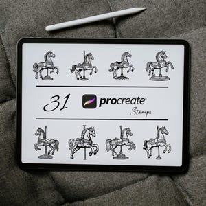 Może przedstawiać: Cyfrowy tablet wyświetla osiem ilustracji koni karuzelowych z tekstem "31 Procreate Stamps". Biały rysik spoczywa na górze. Konie karuzelowe są czarno-białe.