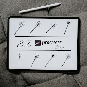 Puede incluir: Una pantalla de tableta blanca que muestra 32 sellos de Procreate de varitas mágicas en blanco y negro con estrellas. El texto "32 Procreate Stamps" se muestra en la pantalla.