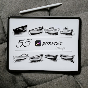 Könnte beinhalten: Ein digitales Zeichentablett, auf dem 55 Procreate-Stempel mit verschiedenen Bootsdesigns angezeigt werden. Die Stempel sind Schwarzweiß-Zeichnungen von Booten, darunter Ruderboote, Fischerboote und Segelboote.