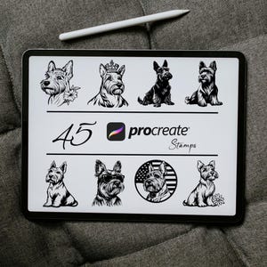 以下が含まれることがあります： デジタルタブレットの画面に、さまざまな犬種の白黒イラストが描かれた45個のProcreateスタンプのセットが表示されています。画面には「45 Procreate Stamps」というテキストが表示されています。
