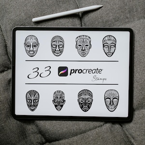 Peut inclure: Une tablette numérique affichant huit motifs de masques tribaux noirs et blancs. L'écran de la tablette affiche également le texte "33 Procreate Stamps" et un stylet. Les masques sont disposés en deux rangées de quatre.
