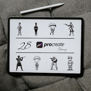 Może przedstawiać: Cyfrowy tablet wyświetla 28 czarno-białych pieczątek o tematyce wojskowej dla Procreate. Pieczątki przedstawiają żołnierzy, spadochroniarzy i postacie w mundurach. Biały rysik spoczywa na krawędzi tabletu, na szarym tle z tkaniny.