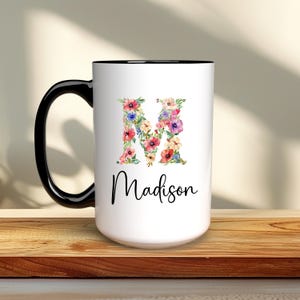 Caneca inicial floral personalizada, xícara de café com nome personalizado e flores silvestres, presente com letras coloridas de flores em aquarela, caneca de chá com monograma de flores - presente para a mãe