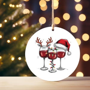 Adorno navideño de cerámica de copa de vino tinto, regalo para novias, amantes del vino, recuerdo de viñedo, adorno familiar de 2024, regalo de Navidad,