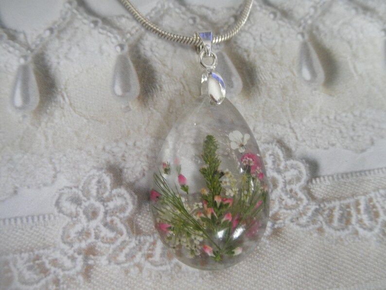 Perseverance Pink Veronica Queen Anne/'s Lace Plumosa Fern Encased In Glass Pressed Flower Teardrop Pendant-Symbolizes Faithfulness Peace