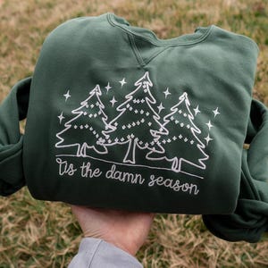 Tis The Damn Season geborduurde sweatshirts, kerstboomtrui, vakantietrui, dennentrui, peperkoek, dennentrui, grenen