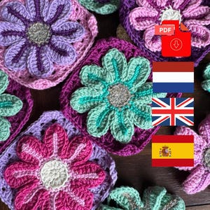 Op de afbeelding: Een verzameling vierkante haakmotieven met centrale bloemmotieven in diverse kleuren, waaronder roze, paars, magenta en groenblauw. Elke bloem heeft een textuurrijk centrum en gelaagde bloemblaadjes. Een rood PDF-pictogram en drie nationale vlaggen zijn zichtbaar.