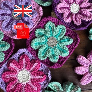 Op de afbeelding: Close-up van verschillende gehaakte bloemen vierkanten in tinten paars, roze en teal. Elk vierkant heeft een grote, gedetailleerde bloem met een contrasterend centrum. De vierkanten zijn gerangschikt op een houten oppervlak, wat de handgemaakte kwaliteit laat zien.