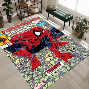 Può includere: Un tappeto a tema fumetto di Spider-Man rosso e blu con un design a ragnatela. Il tappeto presenta Spider-Man in una ragnatela con il testo "Torment Part One of Five" e "Marvel".