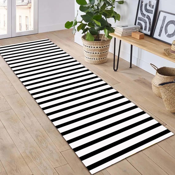 Schwarz-weiß gestreifter Teppichläufer, moderner Flurteppich, minimalistisches Wohndekor, zeitgenössischer Küchenläufer, einfarbige Ästhetik, mutiger Streifenteppich