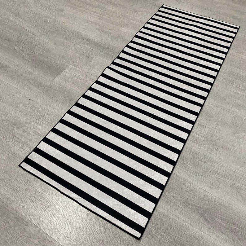 Schwarz-weiß gestreifter Teppichläufer, moderner Flurteppich, minimalistisches Wohndekor, zeitgenössischer Küchenläufer, einfarbige Ästhetik, mutiger Streifenteppich Bild 6