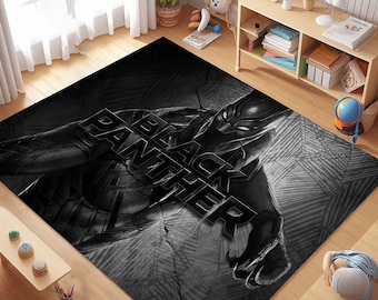Puede incluir: Alfombra de área en blanco y negro con una impresión gráfica de Black Panther, el superhéroe de Marvel Comics. La alfombra presenta las palabras "Black Panther" en una fuente audaz y estilizada.