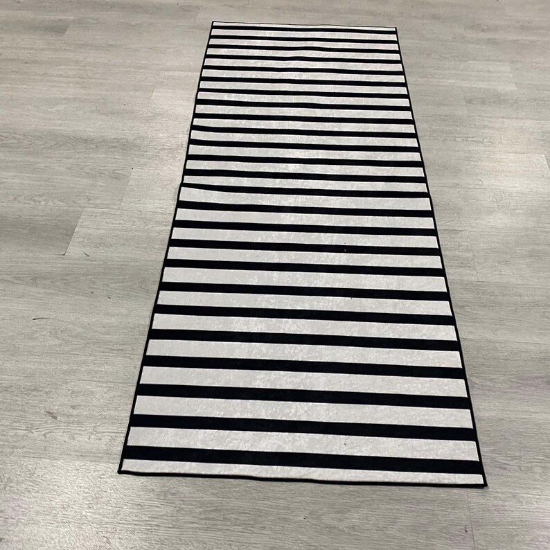 Schwarz-weiß gestreifter Teppichläufer, moderner Flurteppich, minimalistisches Wohndekor, zeitgenössischer Küchenläufer, einfarbige Ästhetik, mutiger Streifenteppich Bild 4